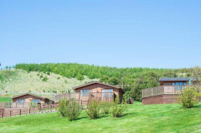 Kingfisher Lodge with Hot Tub near Cupar Fife